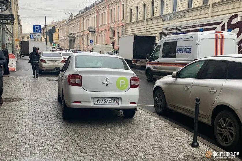 Паркомат на перехватывающей парковке. Машины во дворе питера. Парковка в центре спб. Припаркованные машины в центре спб. Знак платной парковки.