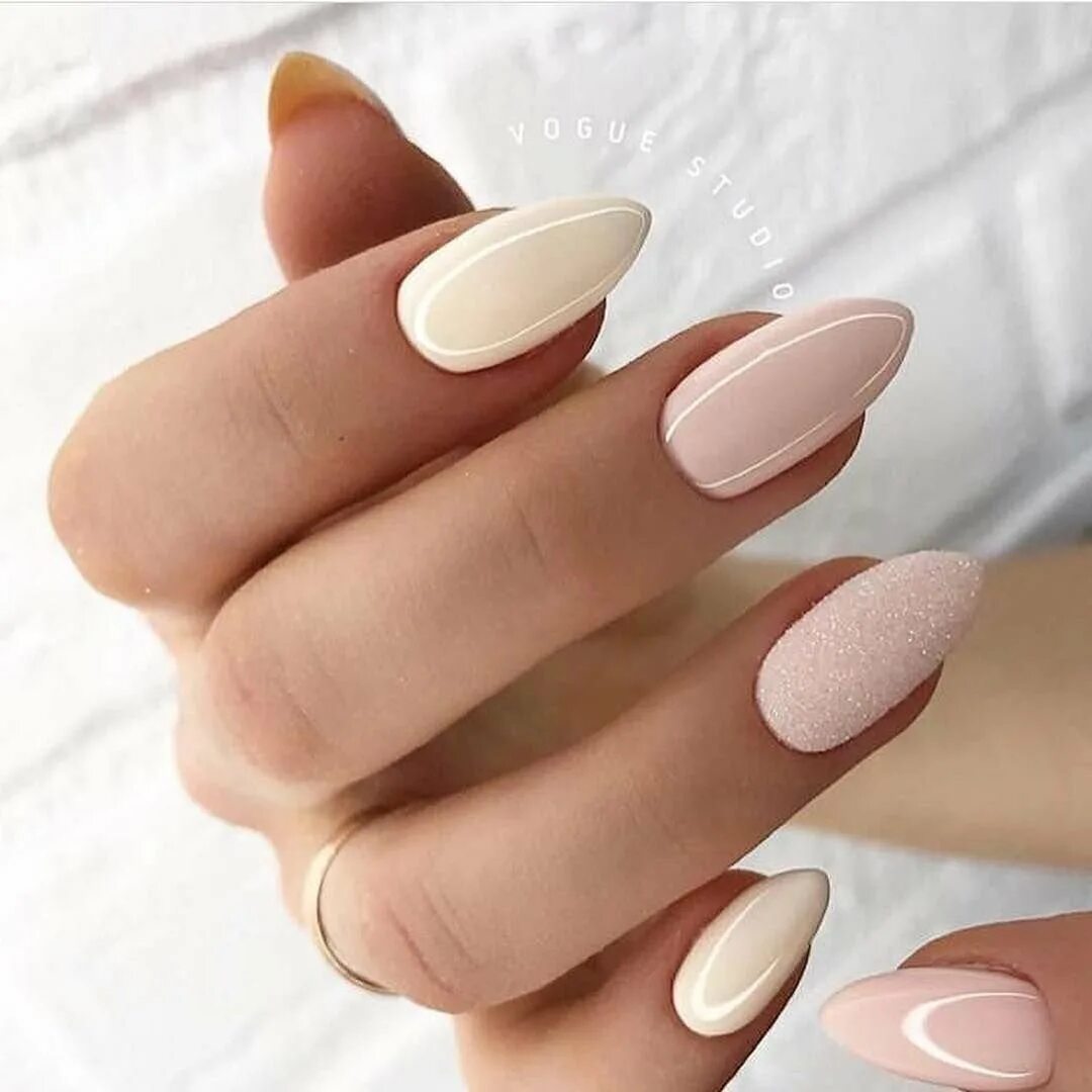 ногти светлые. маникюр градиент на миндалевидные. нюдовый миндаль с градиентом. светлый маникюр на длинные ногти. светлый маникюр на миндальную форму.