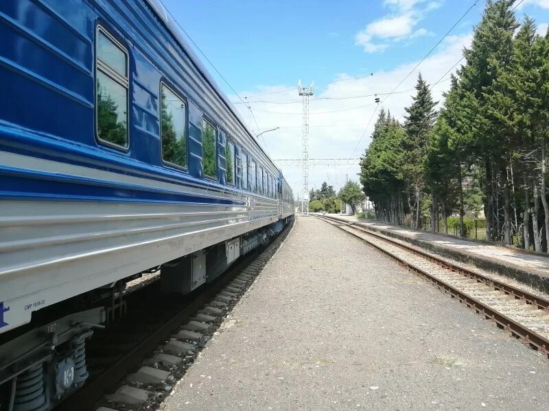 Туристический поезд в абхазию. Поезд Сочи. Вагон для Абхазия. Туристический поезд Сочи. Поезд Туапсе Абхазия.