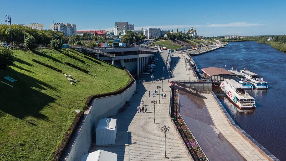 Куда погулять в тюмени. Набережная реки тура Тюмень. Река в Тюмени на набережной. Тюмень Монастырская набережная. Четырехуровневая набережная в Тюмени.