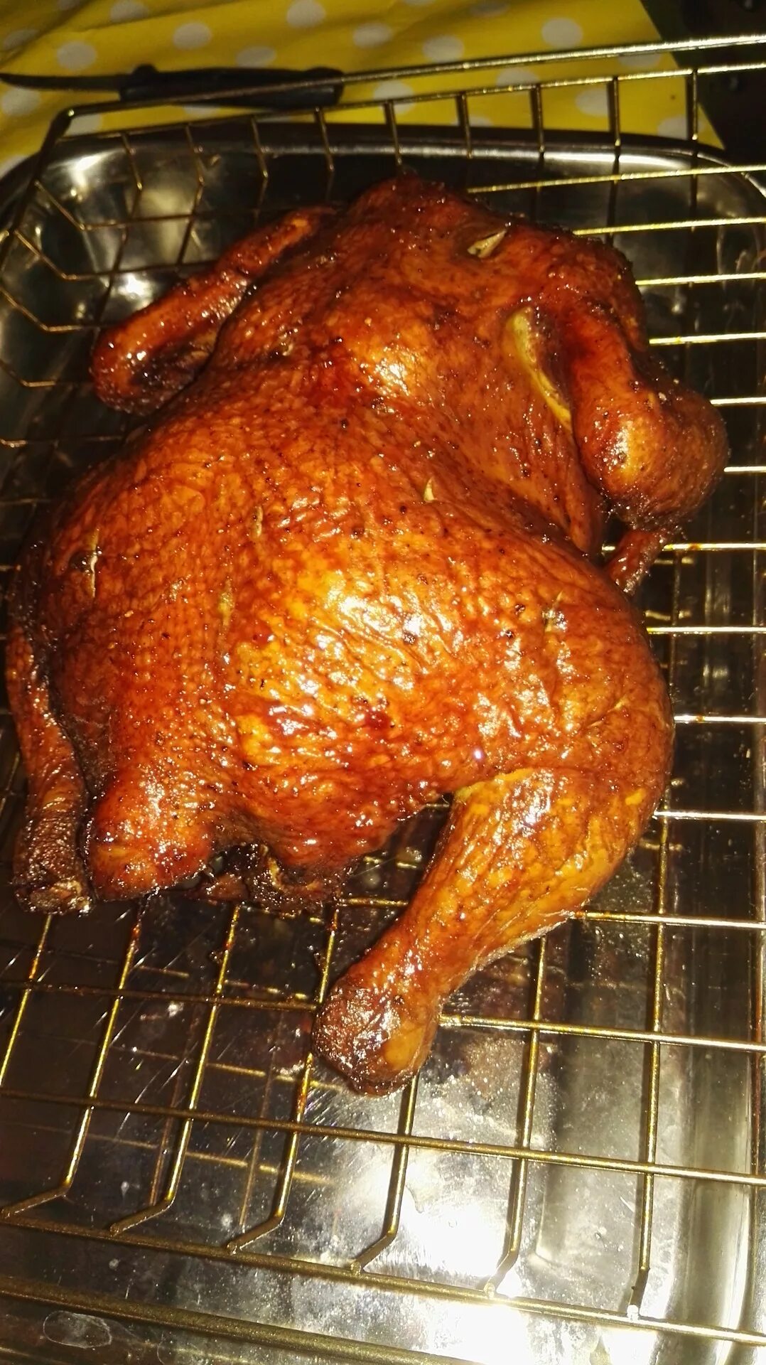 Закоптить домашнюю курицу. Курица горячего копчения. Копченый цыпленок. Копченая курица в коптильне. Копчёная курица в коптилке.