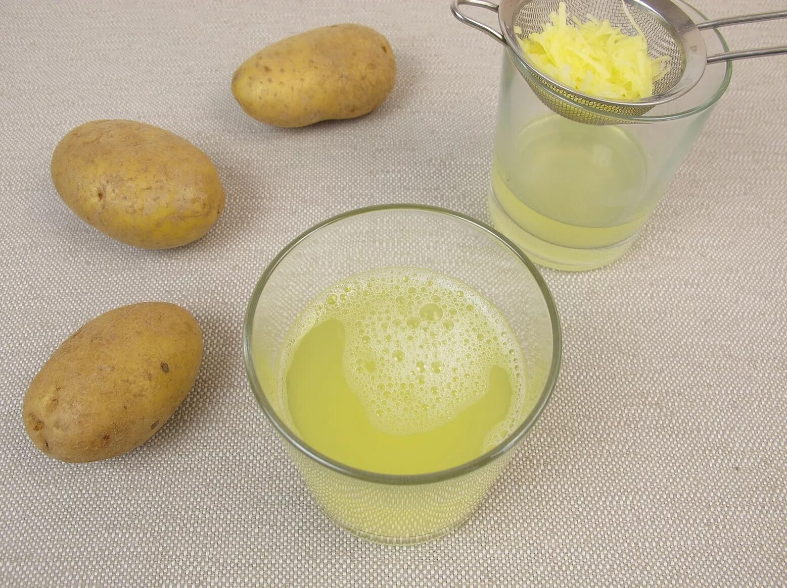 Картофельный сок витамин. Свежий картофельный сок. Как приготовить картофельный сок. Картофельный сок для жкт. Сок из картошки.