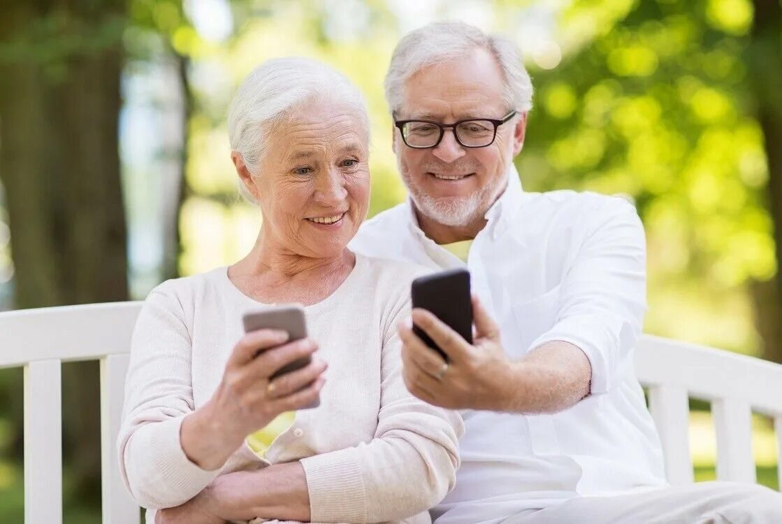 Свободное время пожилых людей. Смартфон для пожилых людей. Пожилые люди. Пожилые люди картинки. Смартфон для пожилых людей пары.