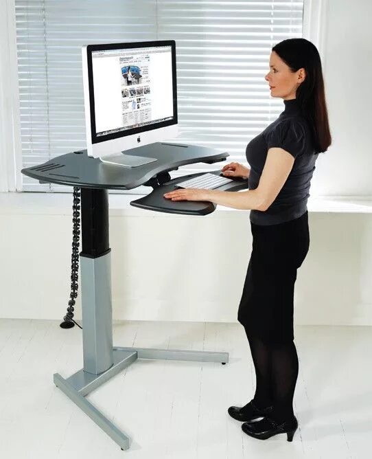 Стол для работы стоя. Компьютерный стол для работы стоя. Стол для ноутбука стоя. Компьютерный стол поднимающийся.
