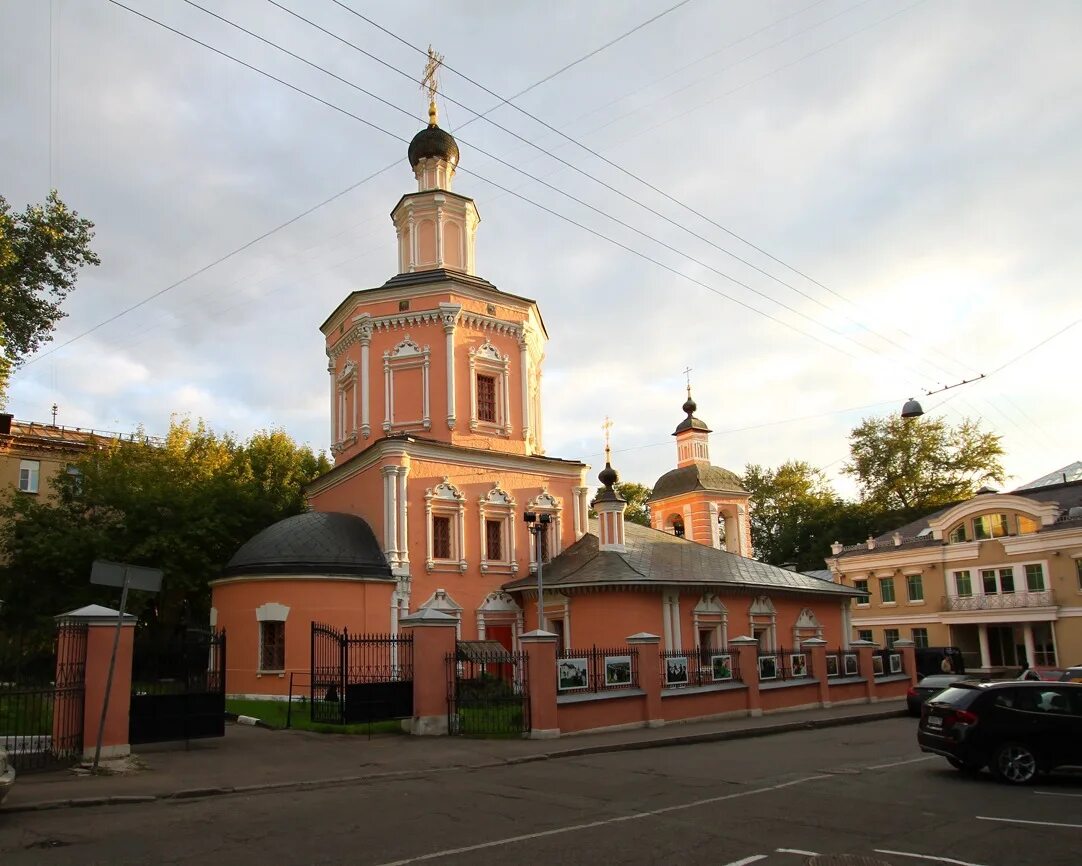 Храм живоначальной троицы в хохлах сайт. Храм Святой Живоначальной Троицы в хохлах. Москва храм в хохлах Живоначальной Троицы. Храм Святой Троицы в хохлах в Москве. Храм Святой Живоначальной Троицы в Хохловском переулке.