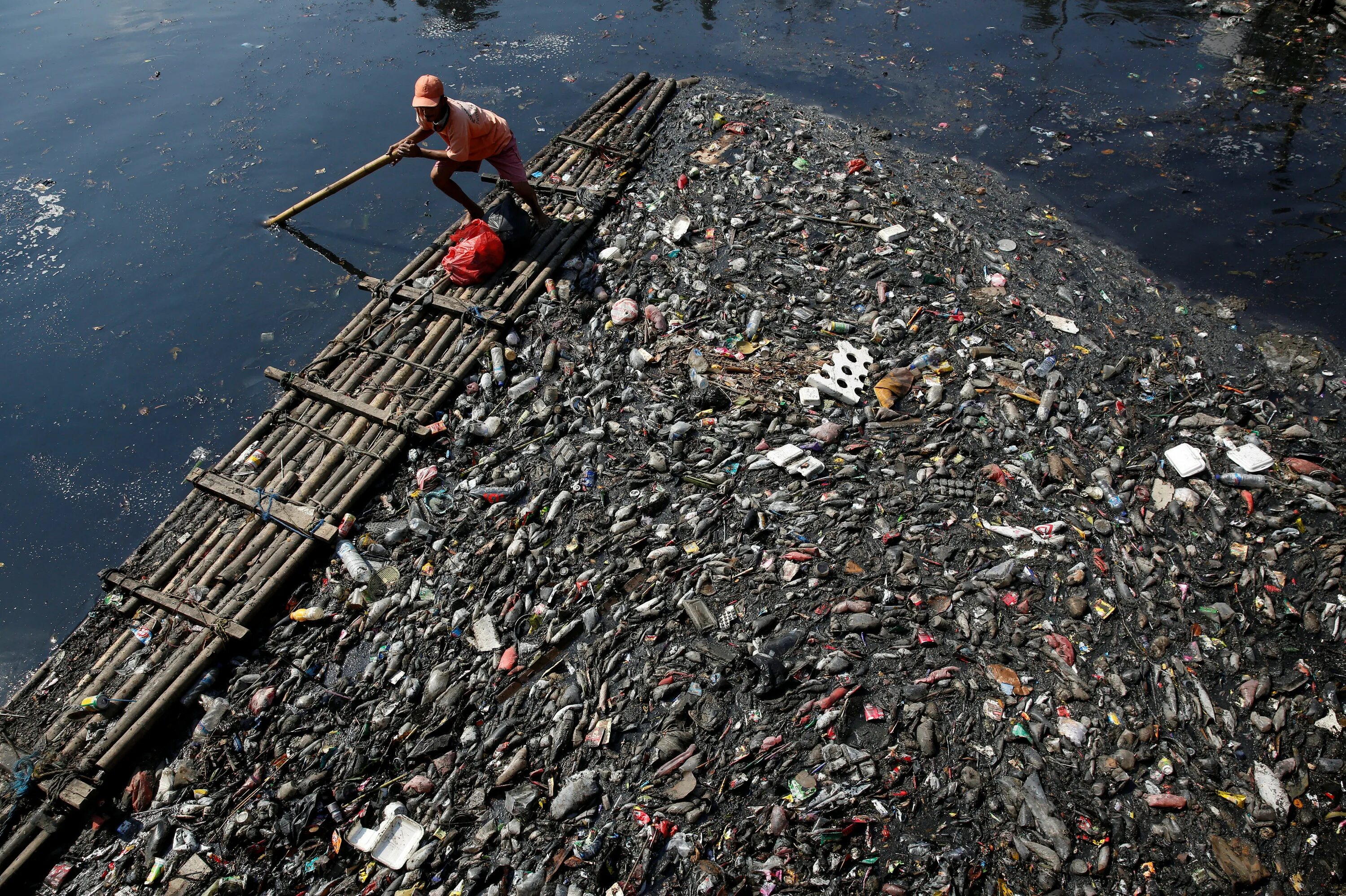12 млн тонн. Машинные отходы в море. Тонны пластика в океане. Сингапур помойка. 1000000 Пластиковых бутылок в мировом океане.