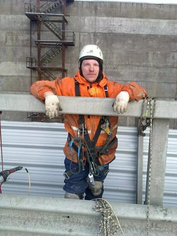 Электромонтажник холодильного оборудования. Работа д монтаж. Электрик. Монтажник жбк высотник. Монтажник.