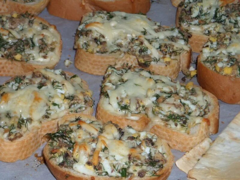 Бутерброды с консервой и яйцом. Бутерброды из сайры. Бутерброды с сайрой консервой в духовке. Бутерброды с сайрой консервой. Бутерброды с рыбными консервами на праздничный стол.