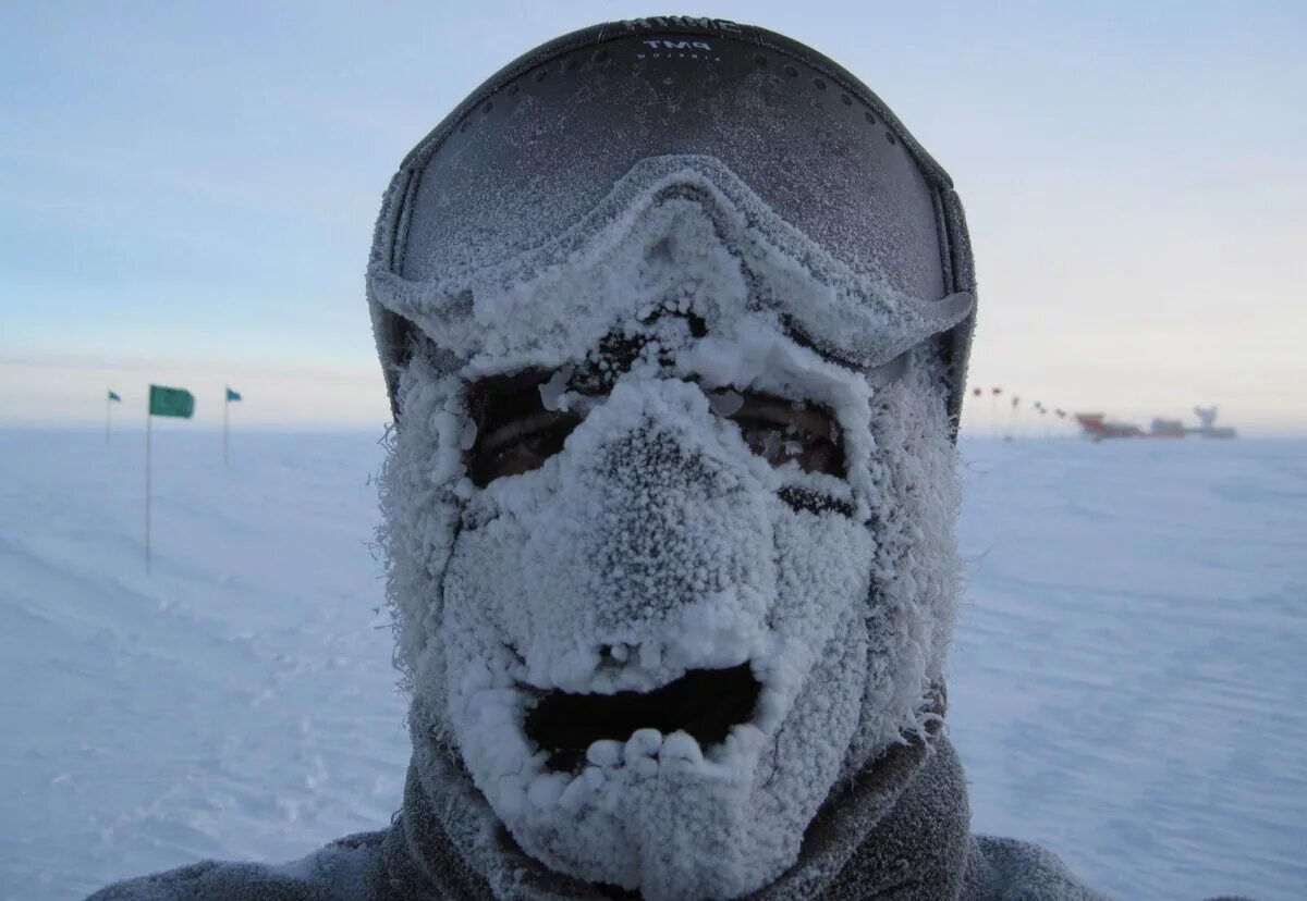 Маска для лыжников от Мороза. Иней на лице. Морозное лицо. От холодного встречного ветра у лыжников замерзли
