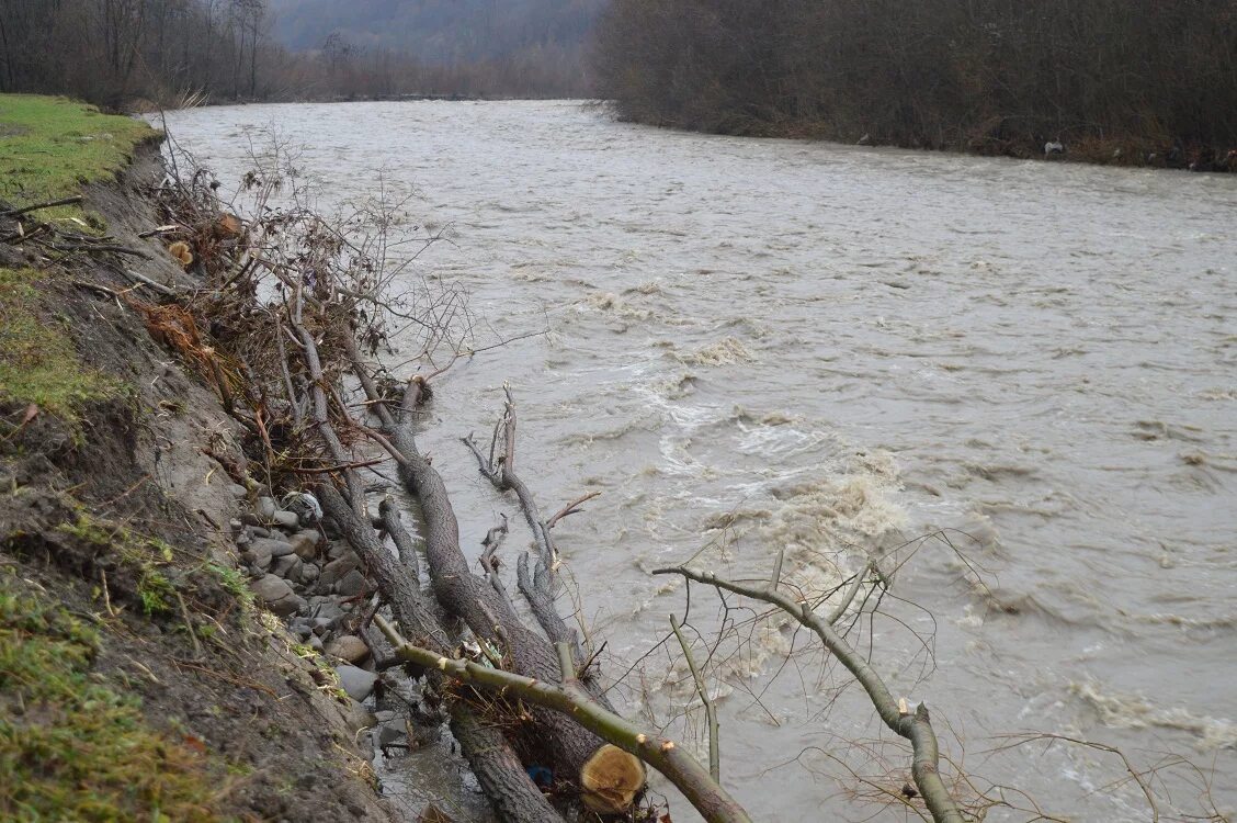 Подъем уровня воды в реке. Подъем воды в реке. Паводок вода. Подъем рек.