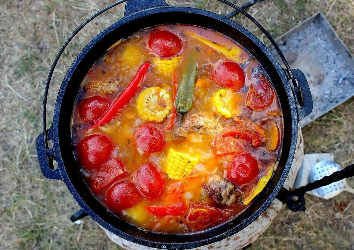 Шурпа из свинины на костре рецепт. Шурпа в казане. Шурпа в казане на костре. Шурпа из говядины в казане на костре. Суп Шурпа на костре в казане.