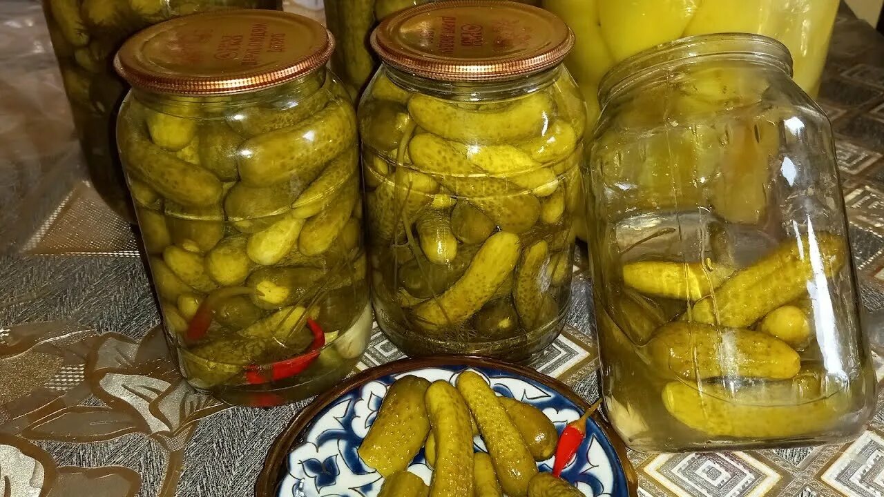 Огурцы маринованные цыганка. Видео как готовить цыганка огурцы маринованные. Огурцы на зиму в 1л банках. Огурцы маринованные цыганка. Маринованный огурец.