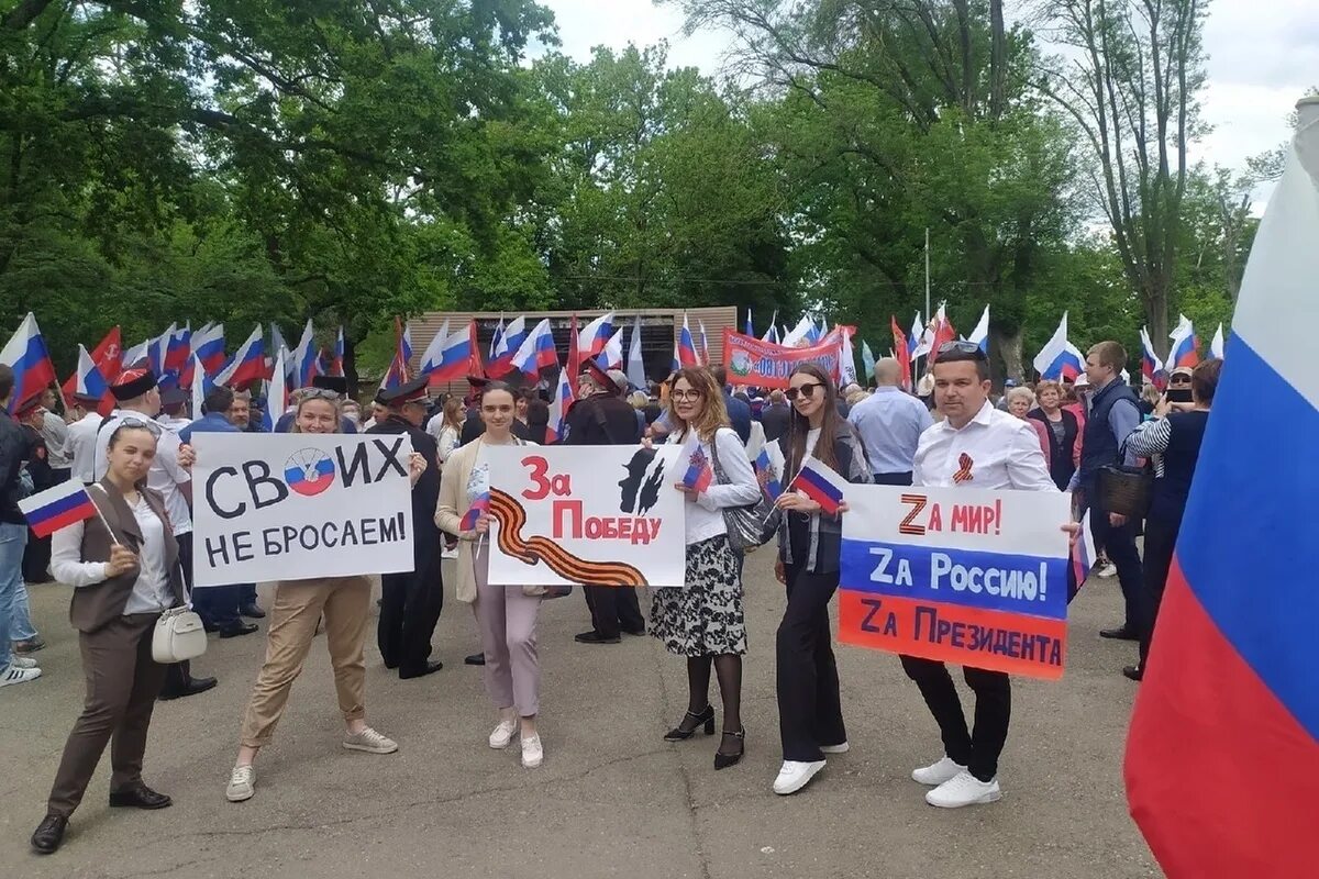 Митинг в поддержку президента. Митинги в России. Митинг в поддержку России. Митинг в поддержку армии. Поддержка России.