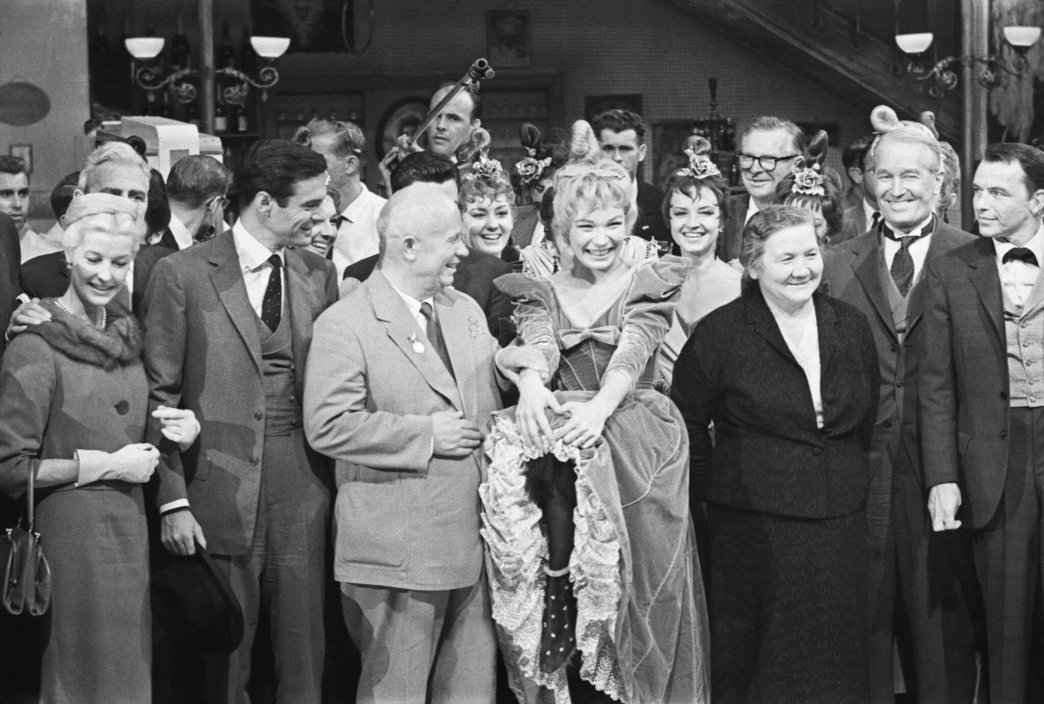 Визит хрущева в сша. Хрущев визит в сша 1959. хрущев в сша 1959 фрэнк синатра. визит хрущева в сша 1959 с женой. нина хрущева в 1959 в америке.
