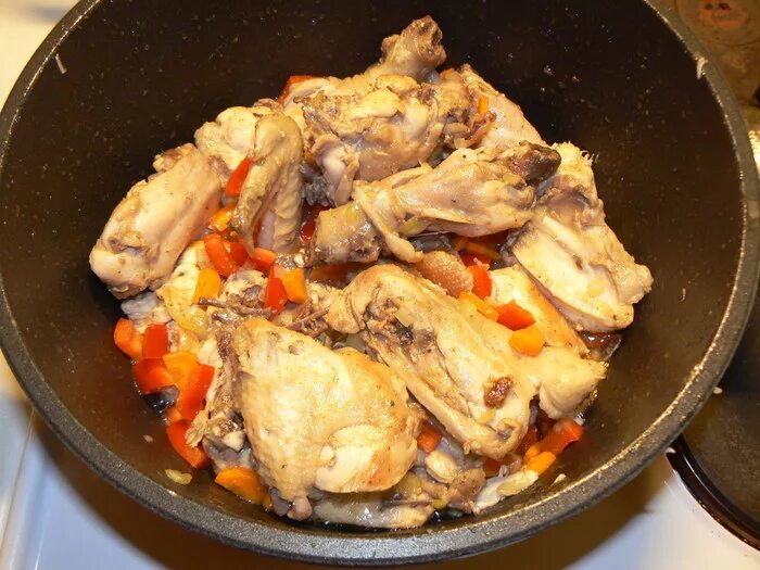Тушить курицу время. Курица тушеная в казане. Тушеный цыпленок. Курица с овощами в казане. Тушёная картошка с курицей в сковороде.