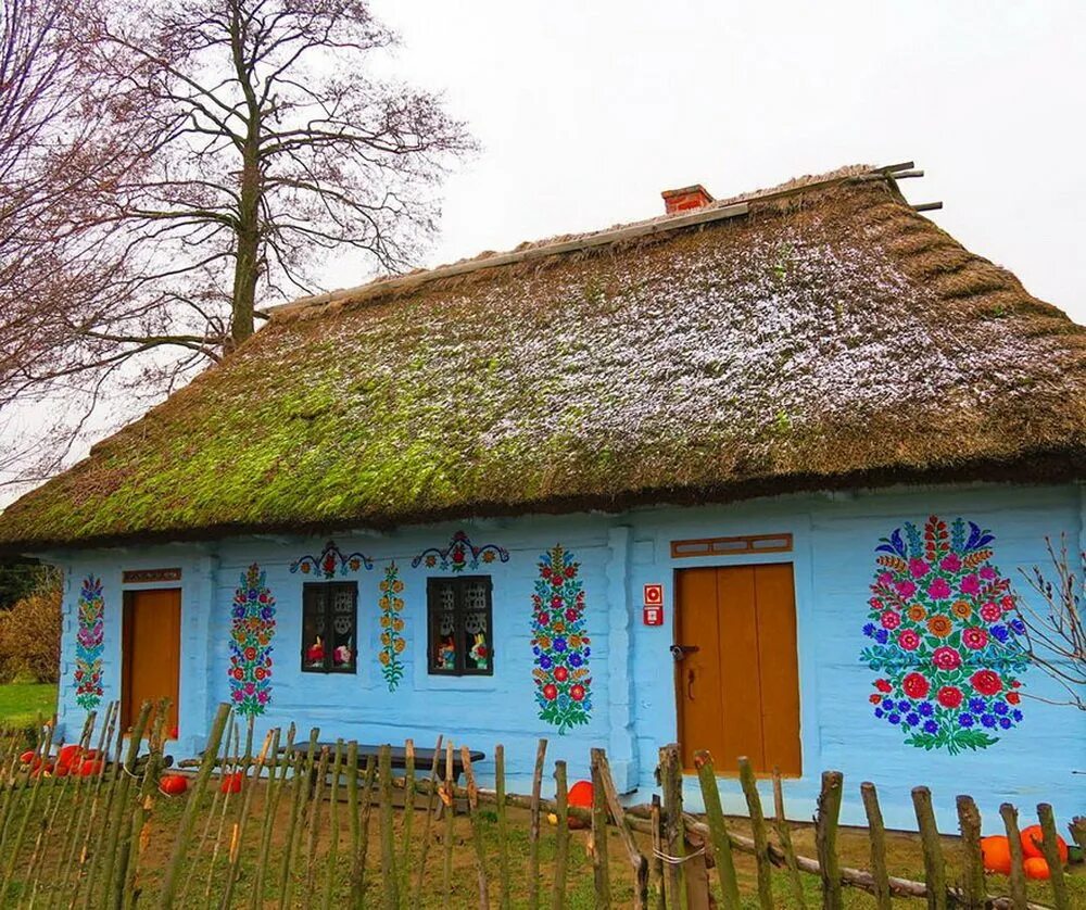 Какие дома в украине. Польская деревня Залипье. Украинская хата Мазанка. Традиционное жилище Мазанка Украина. Мазанка дом польская.