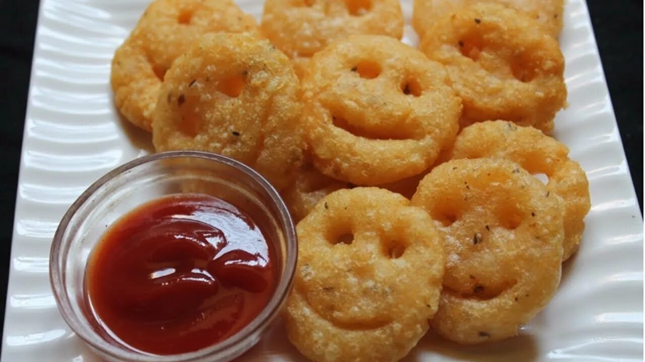 Картофельные рожицы. Smile рецепт. Оладьи со смайлами. Картофельные рожицы. Картофельные улыбки.