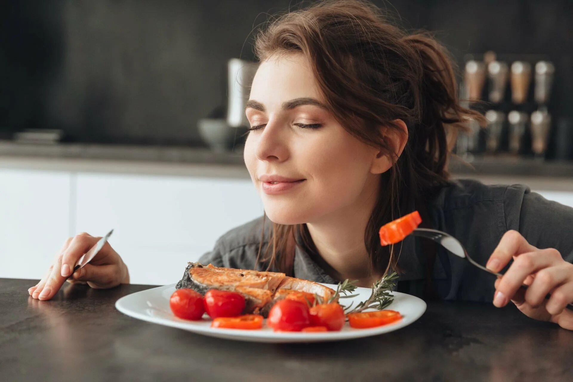 Человек вкушающий. Наслаждение едой. Удовольствие от пищи. Женщина ест. Девушка с едой.