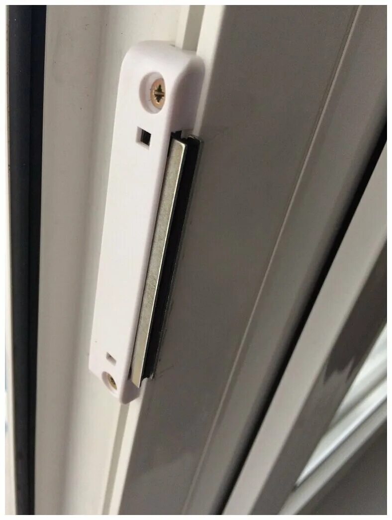Балконная защелка интерника монтаж. Магнитный фиксатор балконной двери. Магнитные защелки на балконную дверь. Магнитный замок на балконную пластиковую дверь. Магнит на балконную пластиковую дверь.