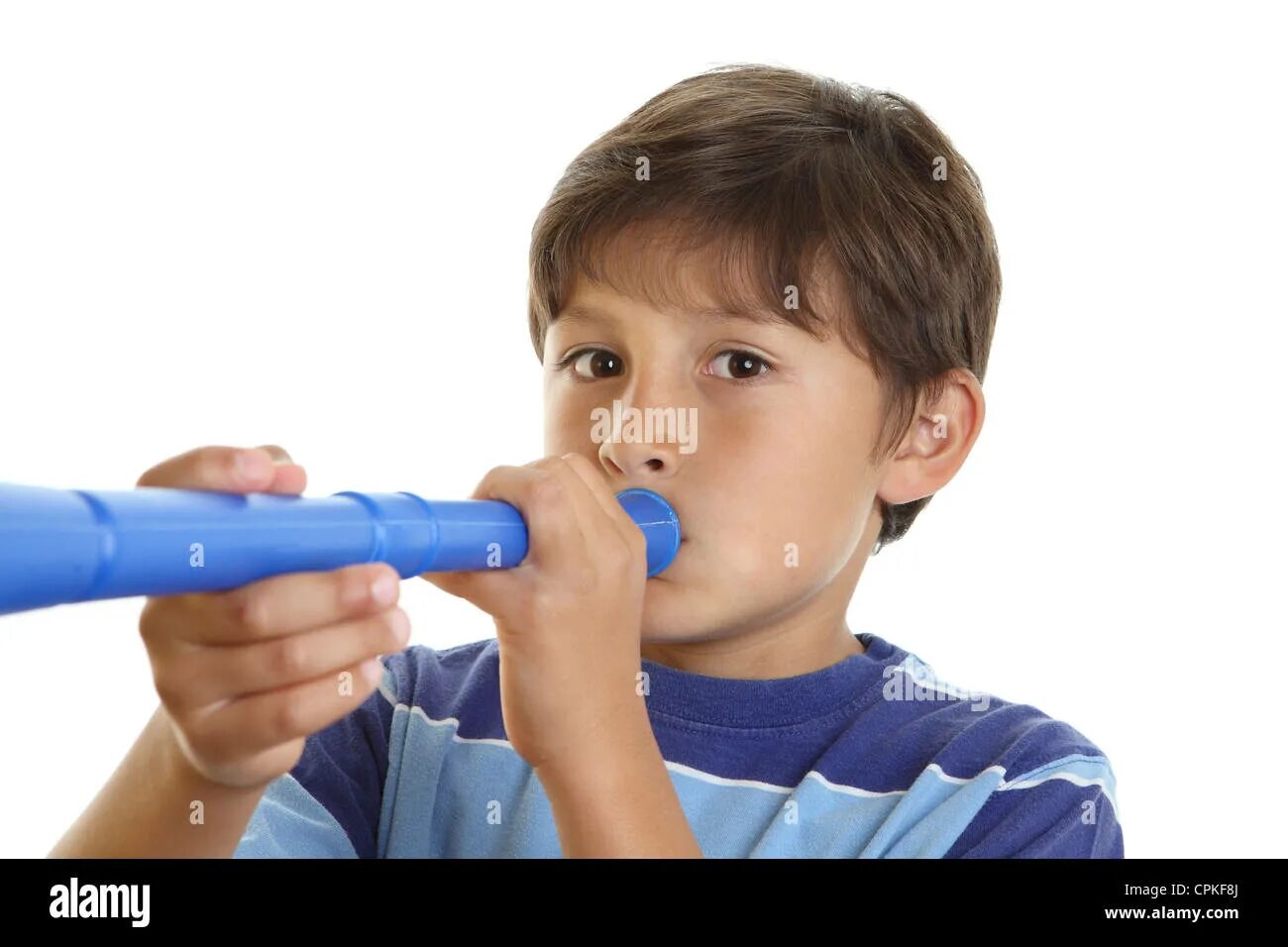 Дуть в трубочку. Ребенок дует в трубочку. Мальчик дует в Рог. Дует в трубу. Фото ребенок дует в трубочку.