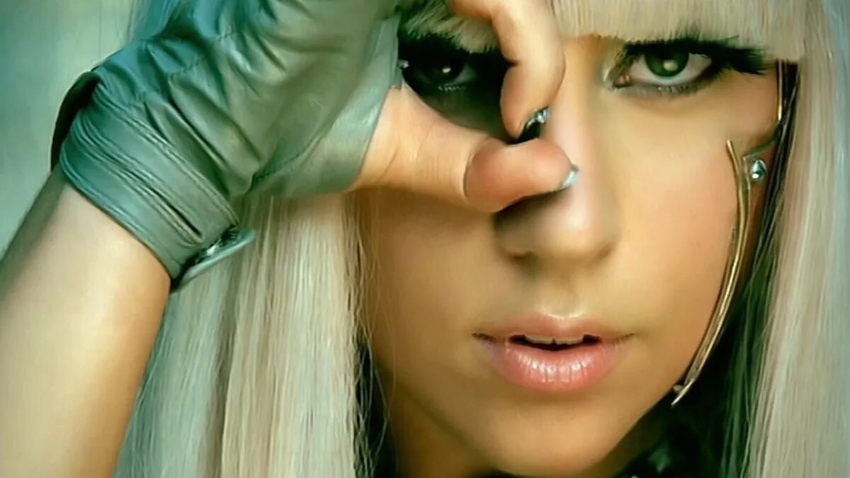 Видеоклипы красивых песен. Леди Гага 2008. Леди Гага Покер фейс. Леди Гага в клипе Покер фейс. Леди Гага 2007.
