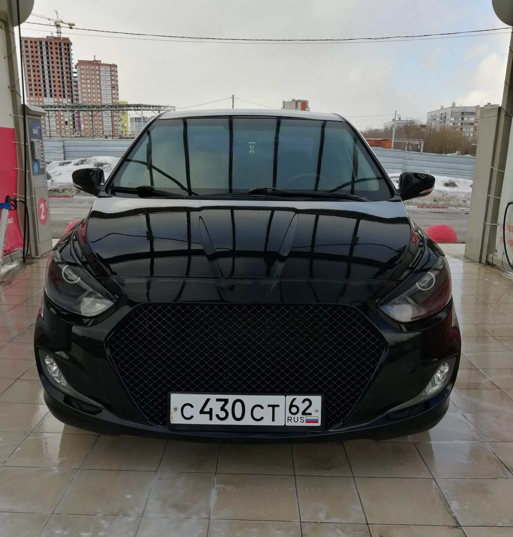 Тюнинг соляриса 2025. Хендай солярис 2025 черный. hyundai solaris black tuning. антихром солярис 2. черный матовый солярис 2.