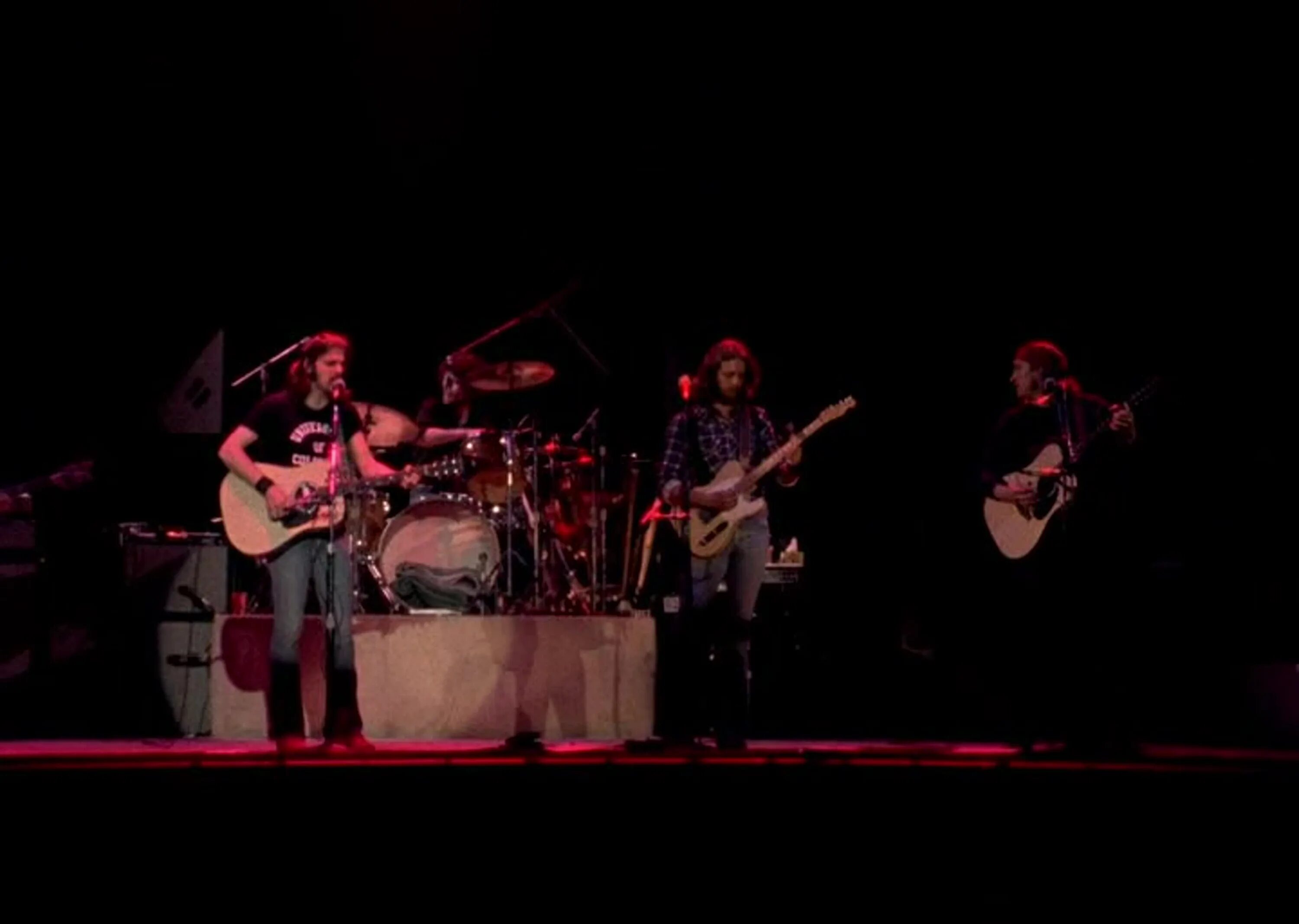 Отель калифорния песня исполнитель иглз. Гитарист в бандане. Eagles - hotel california (live 1977). Eagles - hotel califórnia 1977. Иглас отель калифорния.