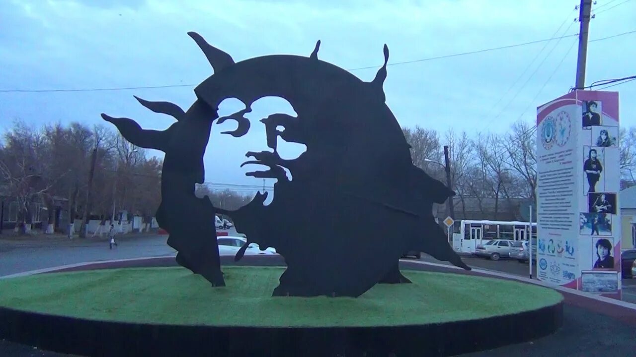 Караганда цой. Памятник виктору цою (окуловка). монумент цою в караганде. памятник цою в караганде. окуловка цой.