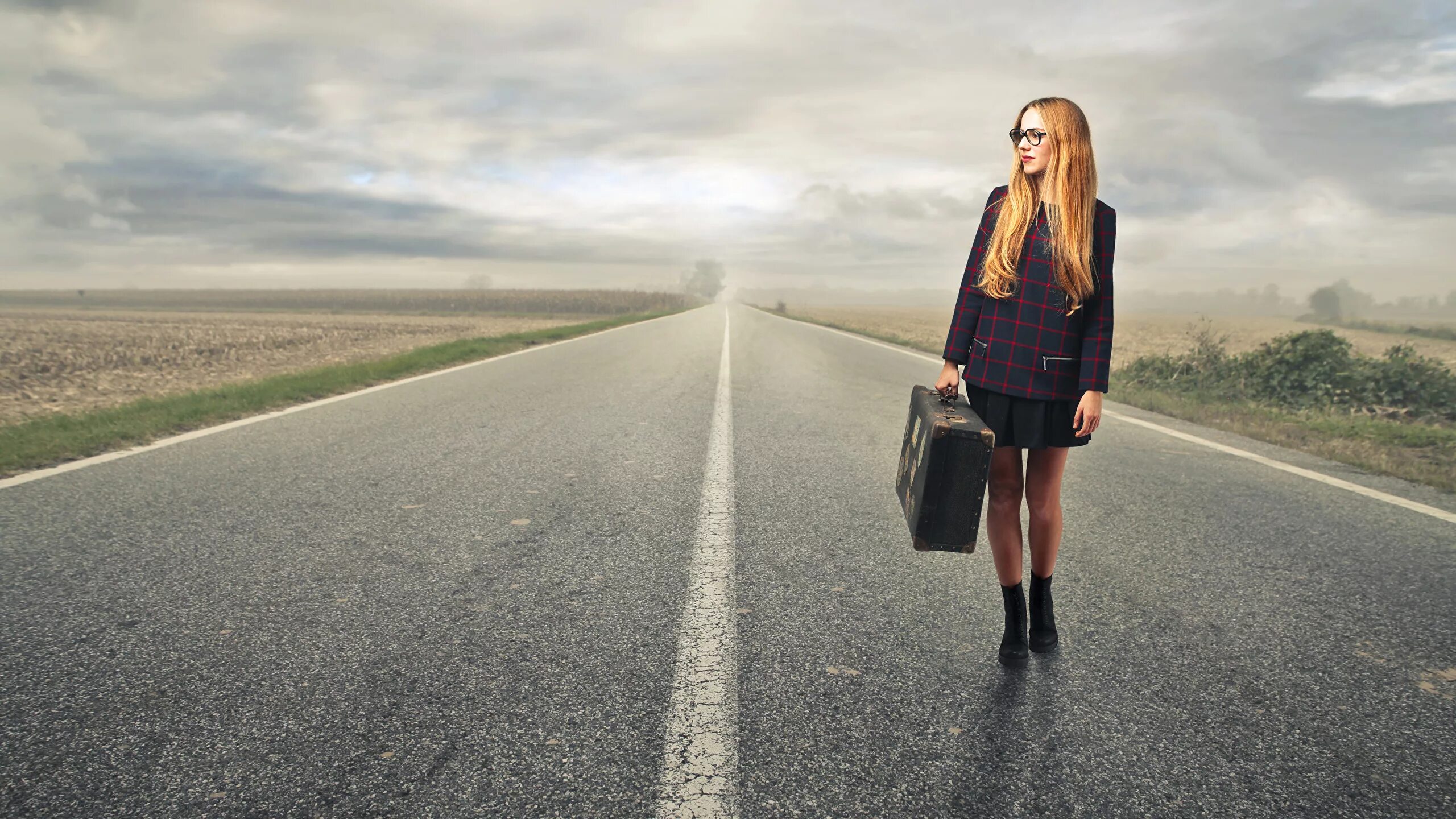 Девушка на дороге. Предлагает подвезти. Девушка рельсы. Девушка идет по дороге. Фотосессия на дороге.