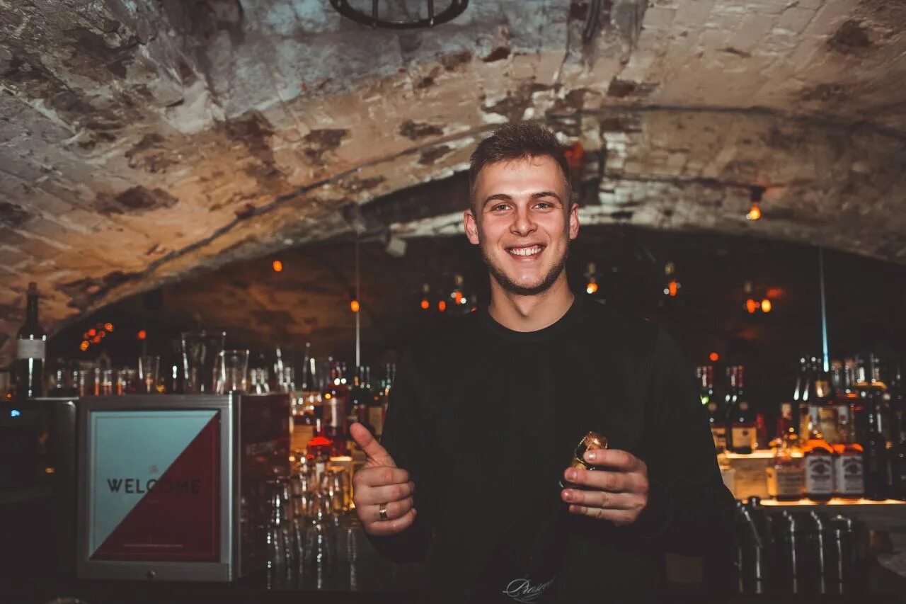 Welcome bar. Welcome bar красноярск. максим горелик бармен. максим лучинкин. никита лучинкин.