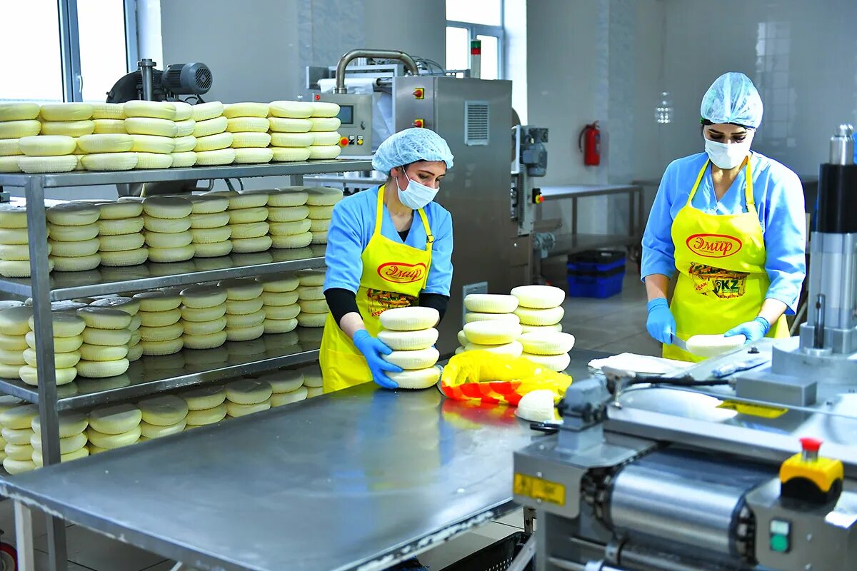 Сделано в казахстане. Продуктовый магазин в казахстане. Продукция ак сут. Лучший экспортер казахстана логотип. Казахстанская молочная продукция.