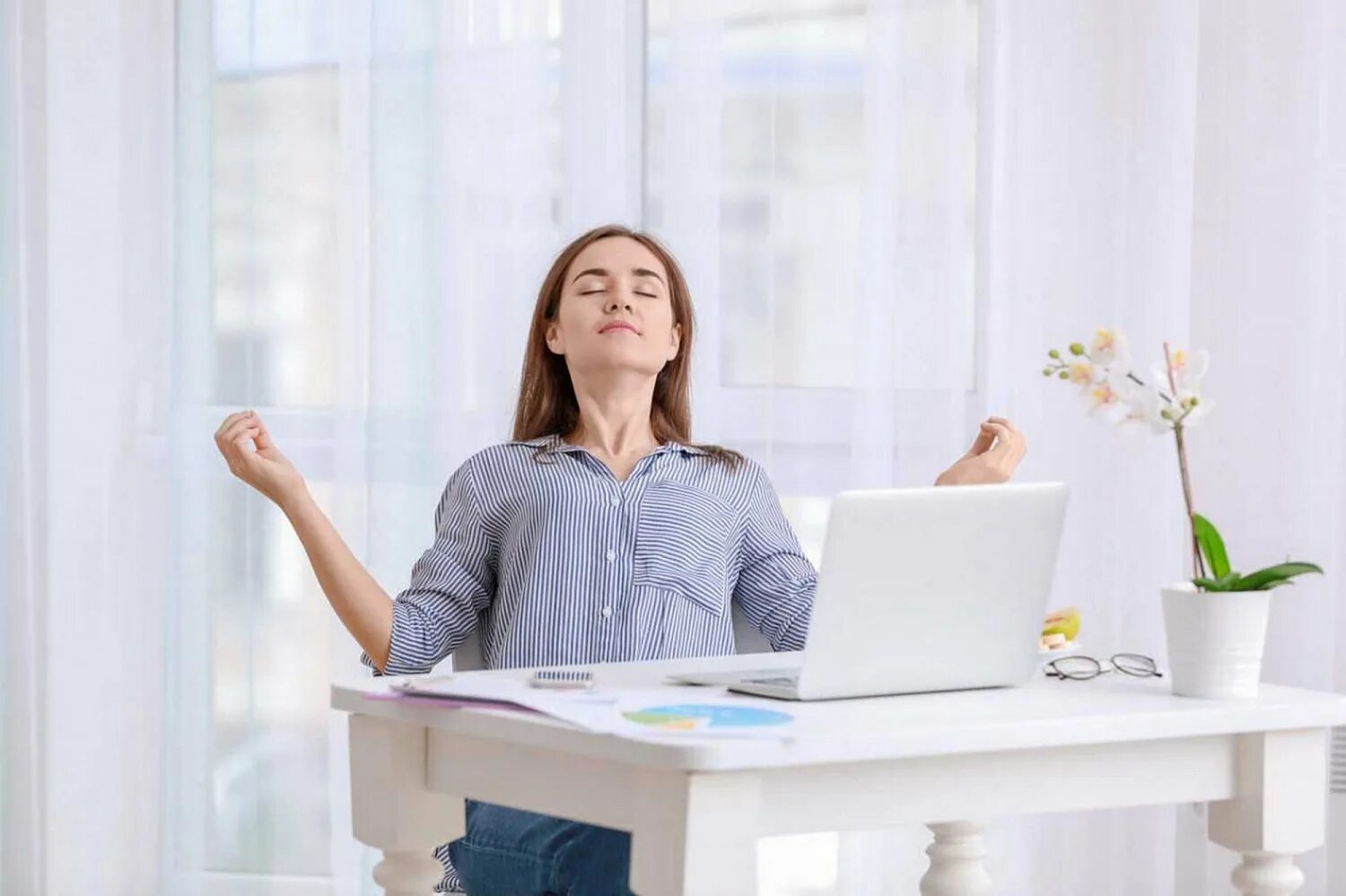 Отдыхает на работе. Перерыв в офисе. Время отдохнуть после работы. Женщина медитирует на работе. Сотрудник в отпуске.