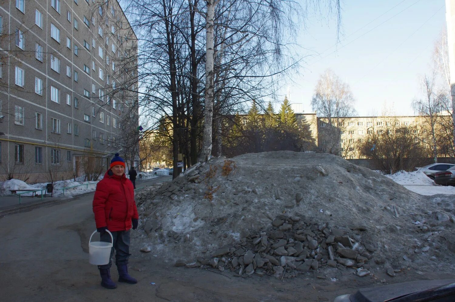 Когда снег полностью растает в 2024. Грязный снег в Москве. Грязная Москва зимой. Грязный снег на улице Москвы.