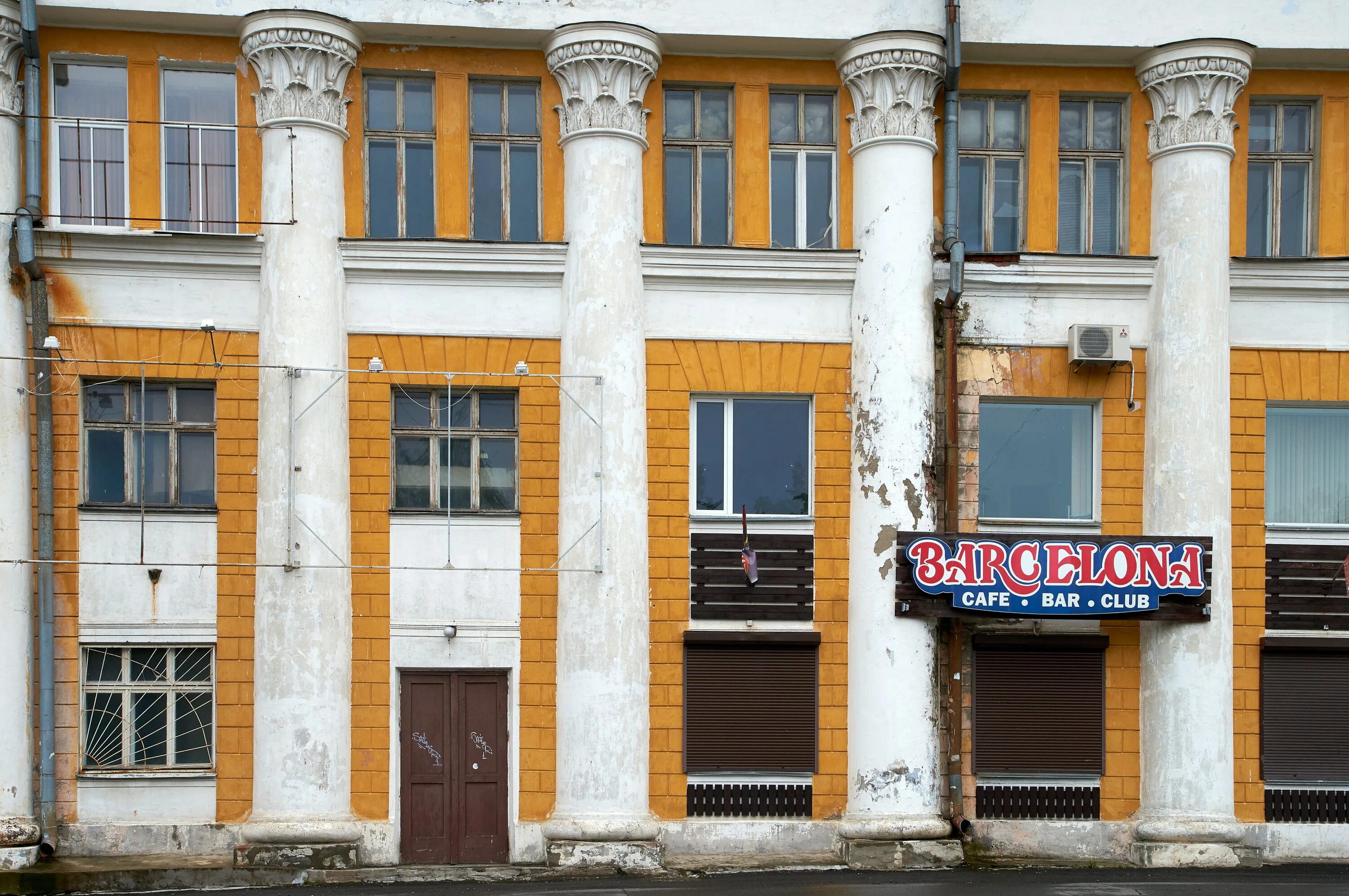 С правого торца. ДК отз Петрозаводск. Дом культуры отз. Онежский тракторный завод Петрозаводск здание. Бывший дом культуры отз Петрозаводск.