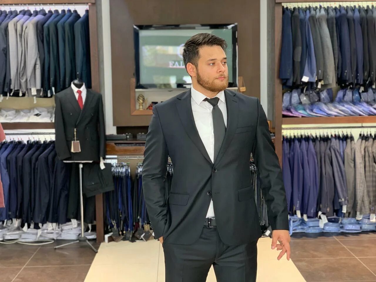 примерка пиджака. мужские костюмы сочи. костюм мужской. мужчина в смокинге. костюмы мужские молодежные.