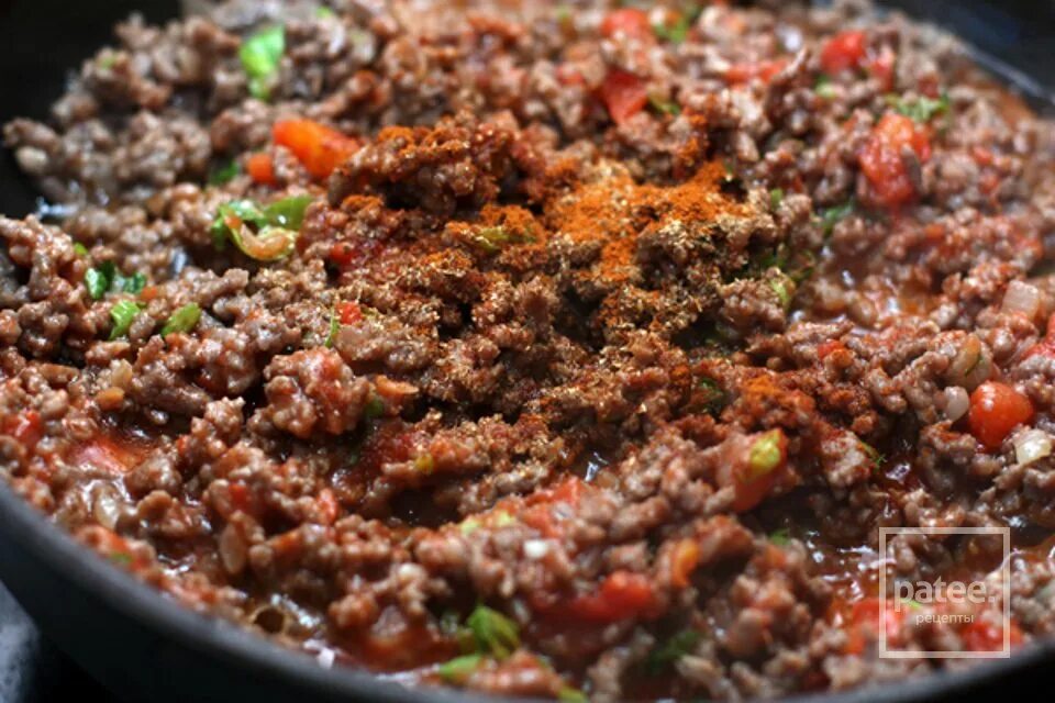 Фарш с помидорами луком и морковью. Фарш жареный. говяжий фарш жареный. обжарить фарш с помидорами. жареный фарш с зеленью.