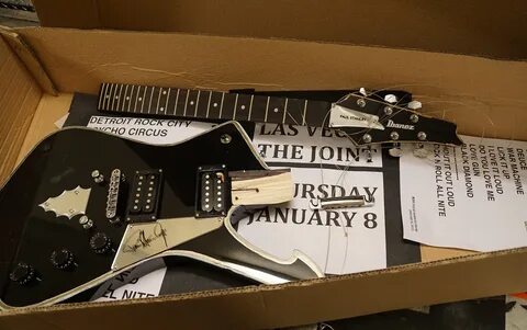 Broken guitar