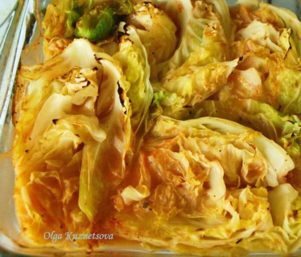 Запеченная капуста кусками в духовке рецепт. Белокочанная капуста запеченная. запечённая капуста в духовке белокочанная. капуста в духовке кусками. капуста запеченная в духовке кусками.