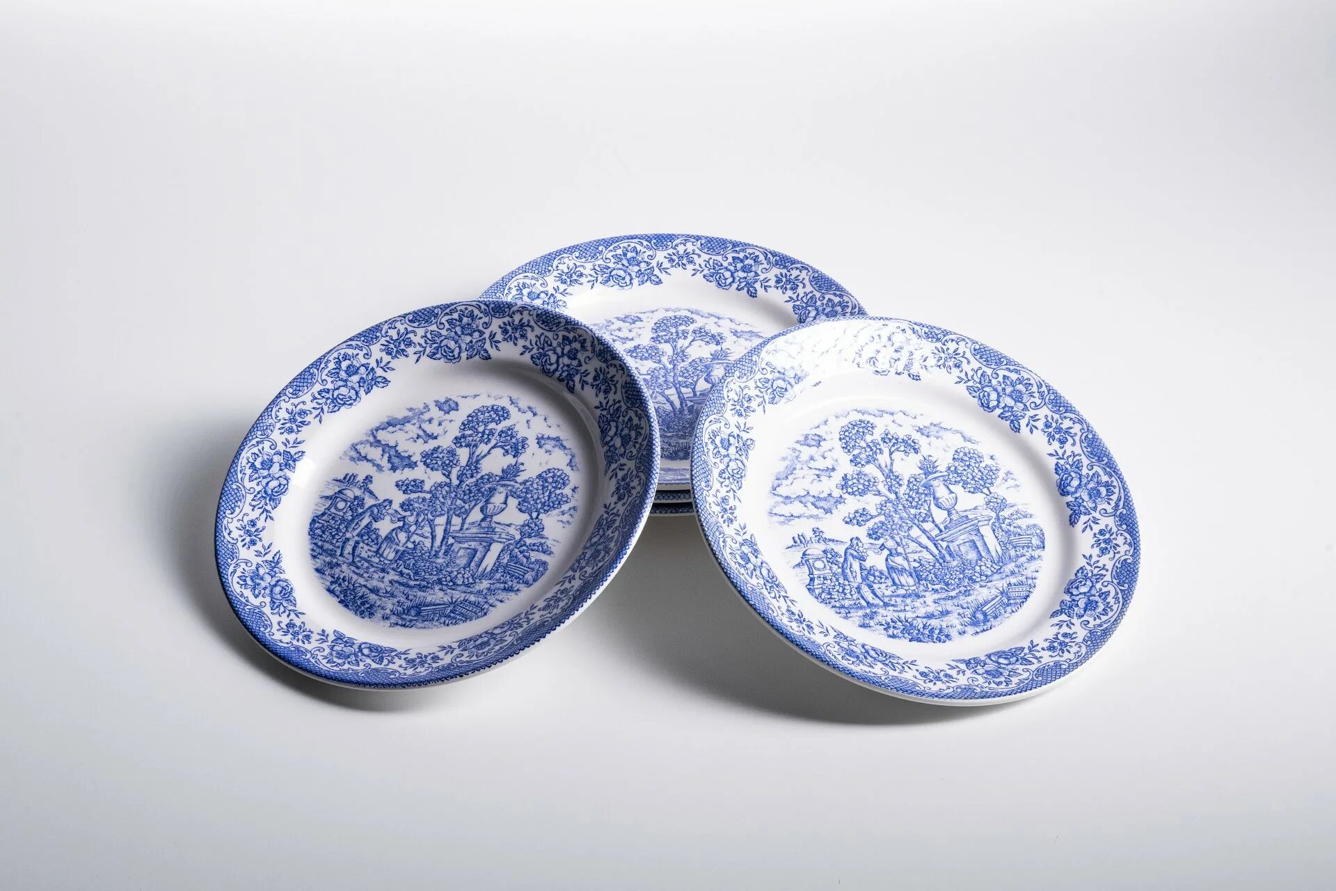 2 в/т "бутон". Посуда производства суал. Набор из 5 тарелок. На фабрике посуды 30 тарелок. Тарелки кузнецовский сервиз с животными.