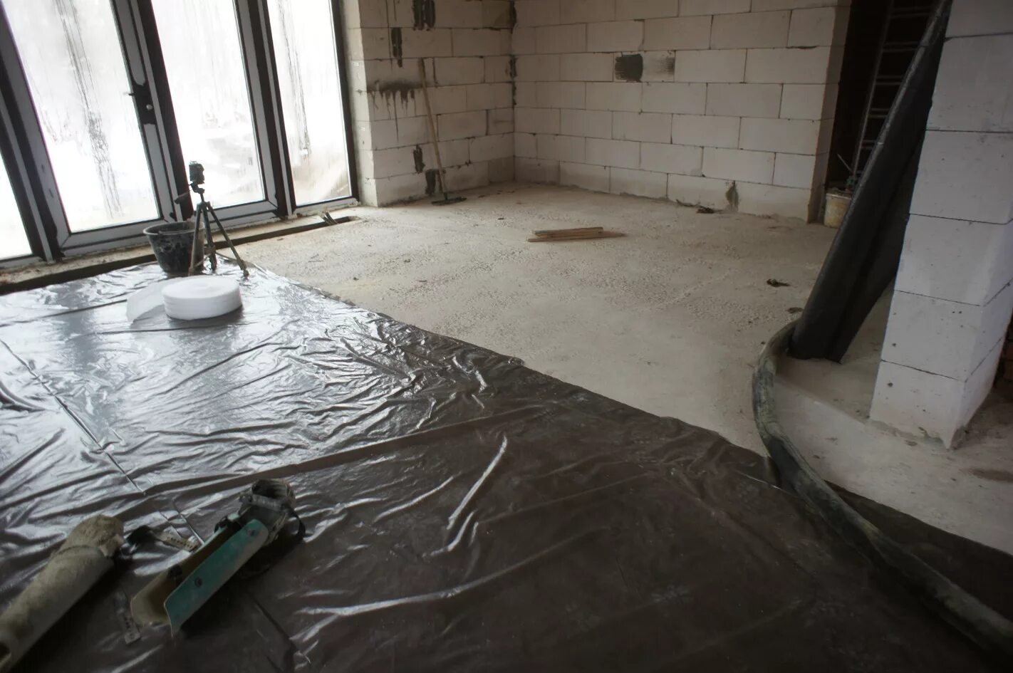 Какая стяжка для пола лучше в квартире. Шумоизоляция квартиры материалы для пола. шумоизоляция пола материалы.