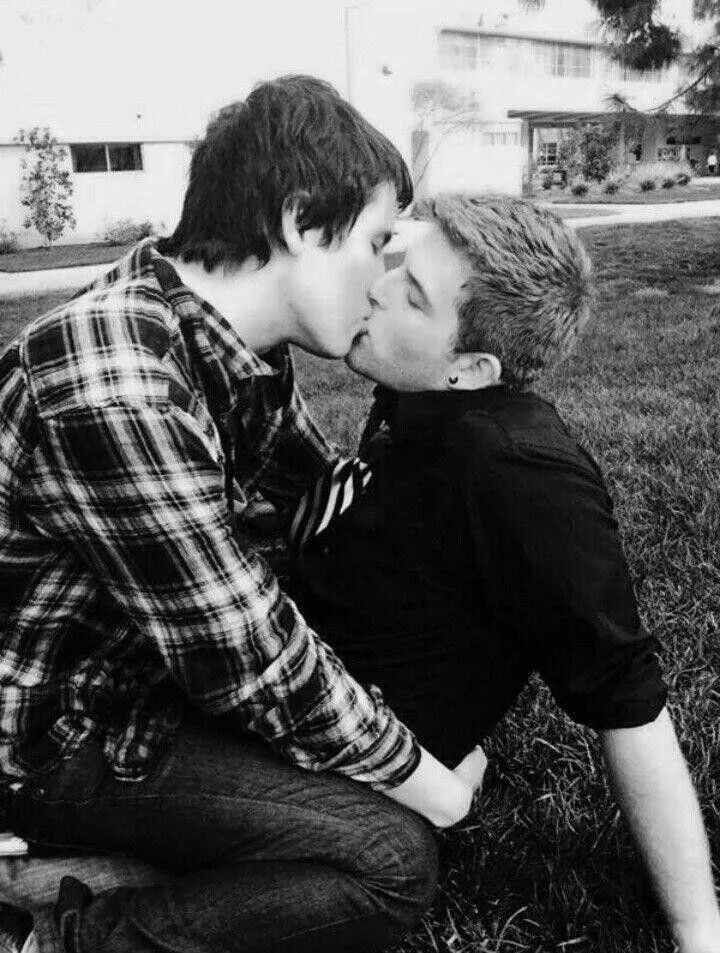 Поцелуи мальчик с мальчиком. Поцелуй двух мальчиков. Милые парни поцелуй. Милые поцелуи мальчиков.
