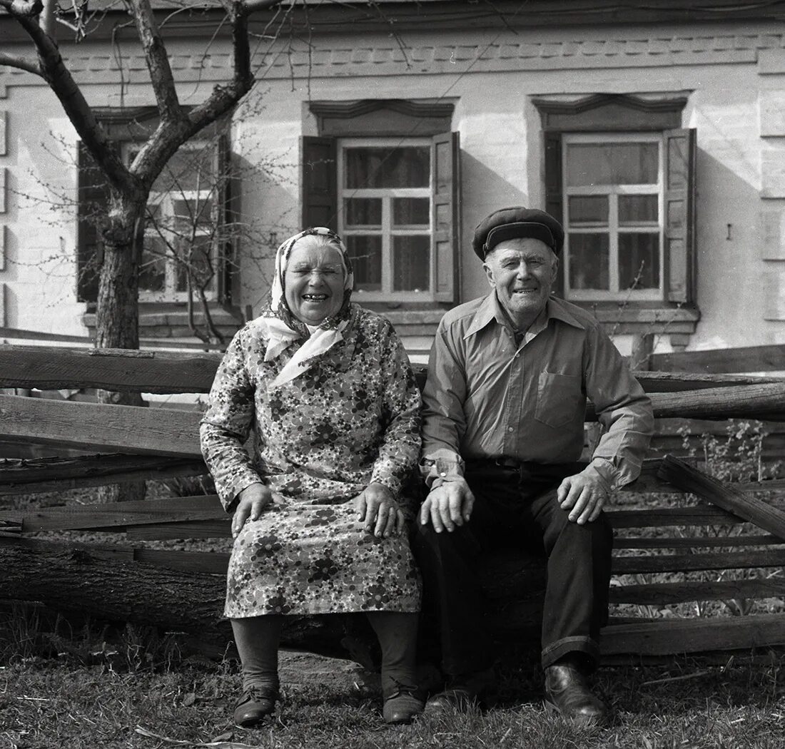 Фото старых лет. Пожилые люди в деревне. Бабушка и дедушка в деревне. Старенькие бабушки и дедушки. Пенсионеры в деревне.