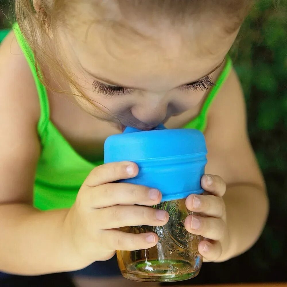 Feed the cups. Кружка силиконовая для детей. ребенок как стакан. feeding cup.