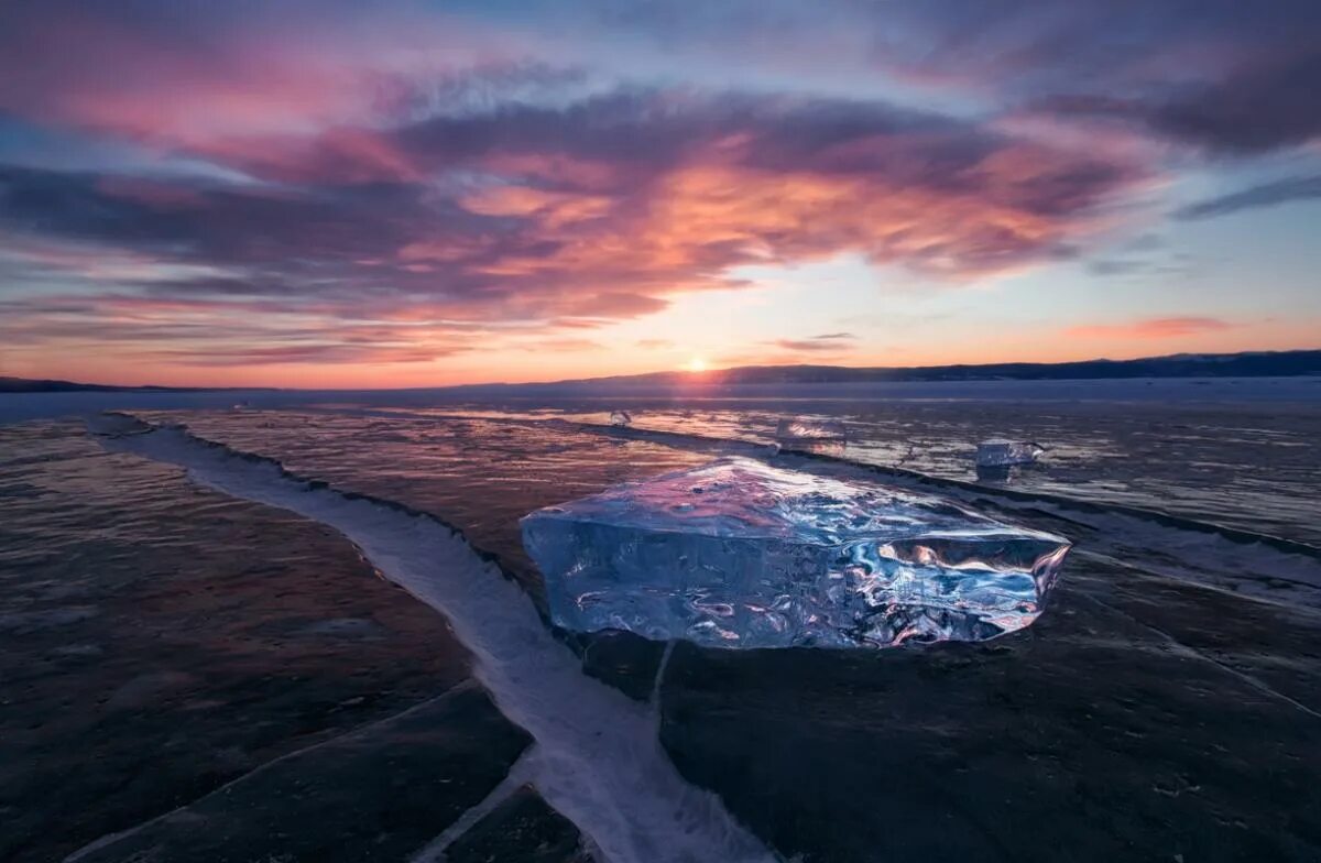 Сколько лед на байкале. Озеро Байкал лед. Замороженное озеро Байкал. Замерзший Байкал. Хрустальный лед Байкала.