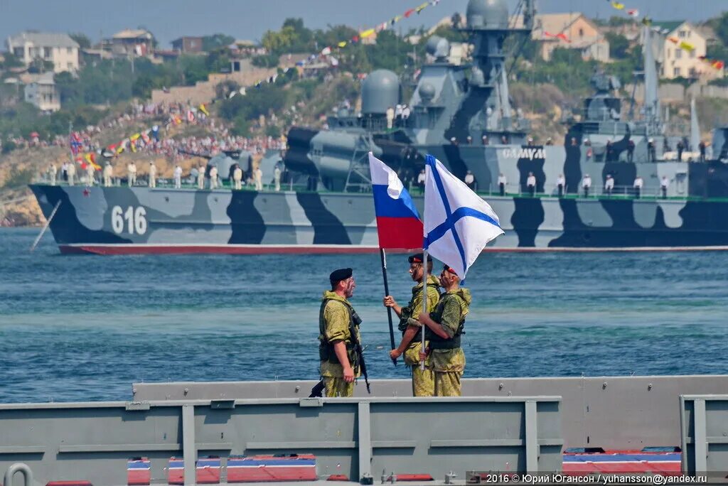 Российский флот в крыму. Черноморский флот ВМФ Севастополь. Корабли ВМФ В Севастополе Черноморского флота. Черноморский военно морской флот в Севастополе. Парад ЧФ РФ В Севастополе.