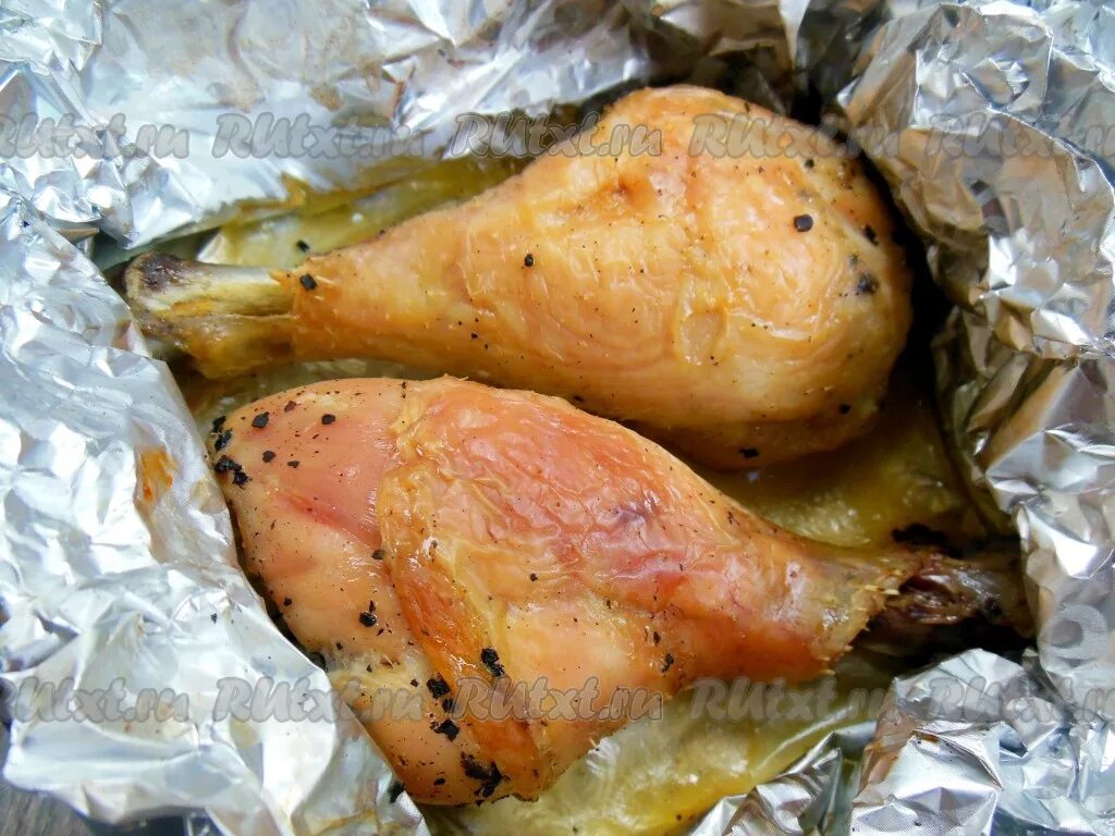 При какой температуре запекать куриные голени. Курица запеченная в фольге. куриные голени в фольге в духовке. курица в фольге в духовке. куриные ножки в духовке в фольге.