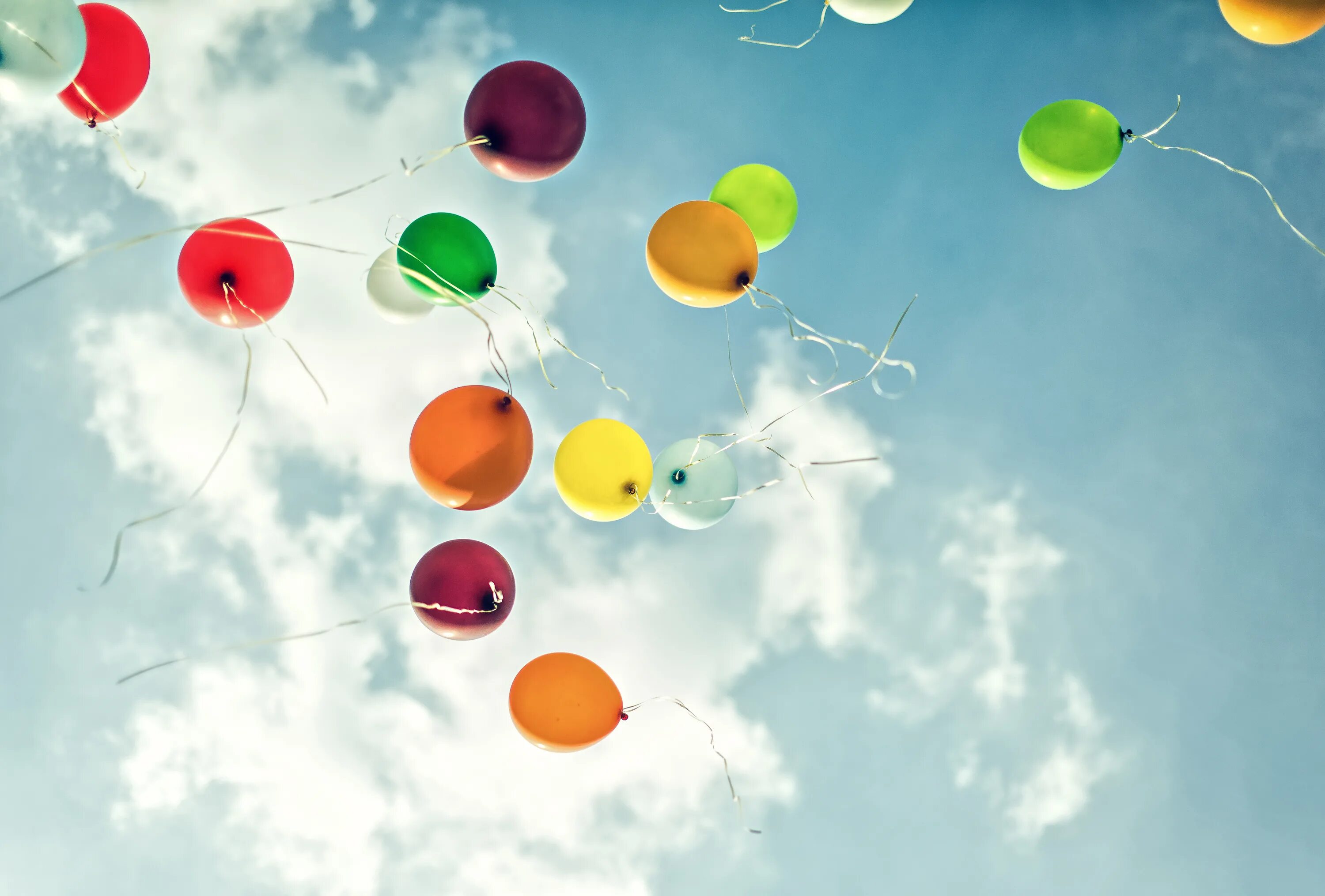 Плоский воздушный шарик. Воздушные шары. Воздушные шары улетают. Шарики в небе. Разноцветные шары в небе.