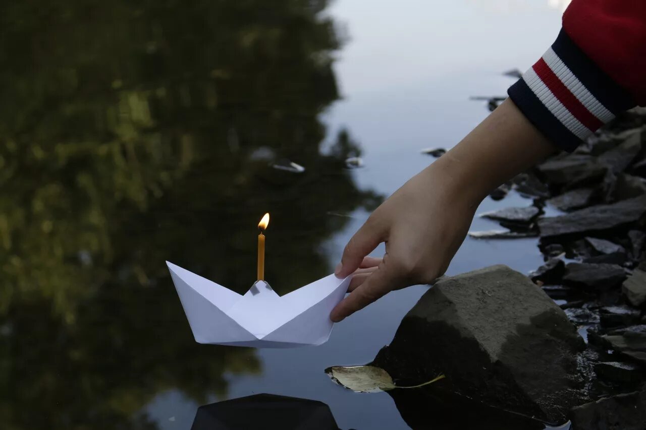 Кораблик из бумаги я по ручью пустил. Бумажный кораблик. Бумажный кораблик на воде. Бумажный кораблик в реке. День бумажного кораблика.