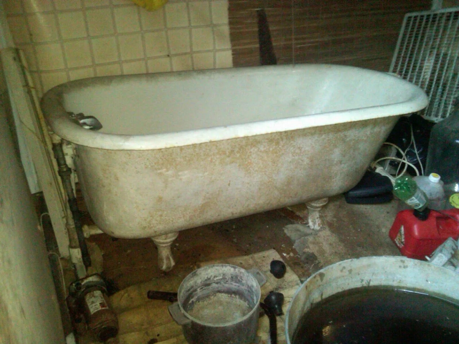 Сдать старую ванну. Старинная ванна. Ванная чугунная Старая. Железная ванна Старая. Восстановить чугунную ванну.
