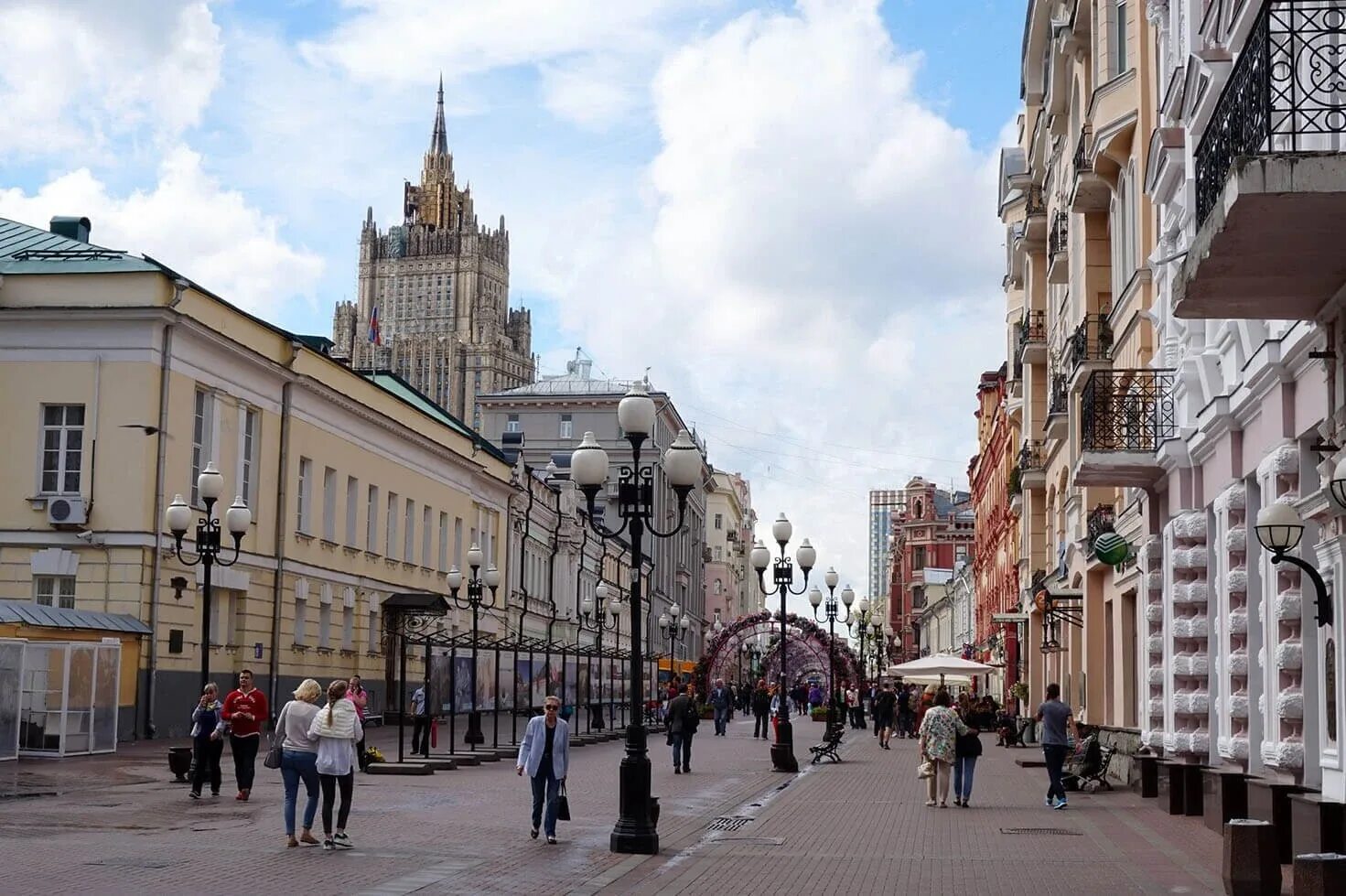 Арбатская улица москва. Улица Арбат в Москве. Арбат стрит Москва. Москва Арбат архитектура.